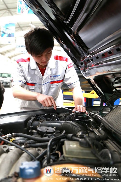 陳海亮在學(xué)校學(xué)到了許多專業(yè)的汽修技能