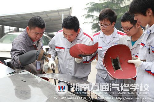 指導老師正在給予小組成員改裝建議