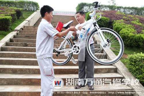 胡志銘同學(xué)獲得了由長沙威固汽車公司贊助的山地自行車