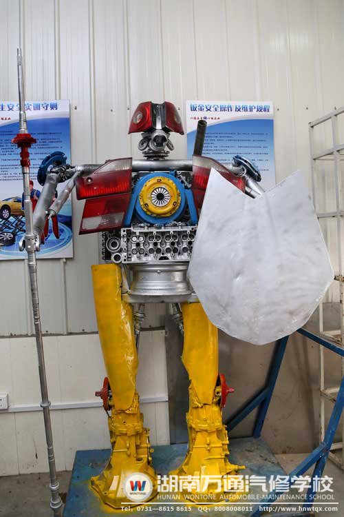 汽車機器人身高兩米二，很霸氣有木有？