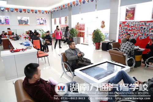 湖南萬通汽修學(xué)?；馃岬膱?bào)名咨詢現(xiàn)場