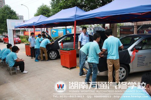 萬通學(xué)子在實(shí)訓(xùn)中