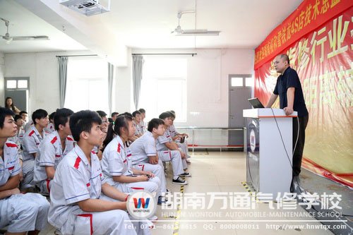 湖南裕和4S店技術(shù)總監(jiān)文博與萬通學(xué)子授課中