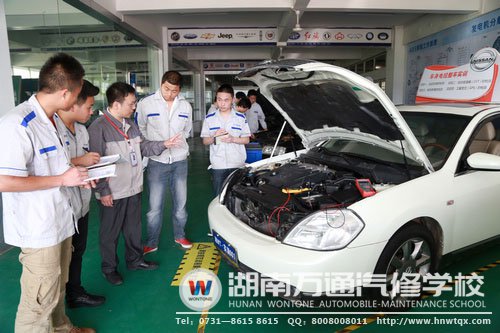 老師在給學(xué)生們上實(shí)踐操作課