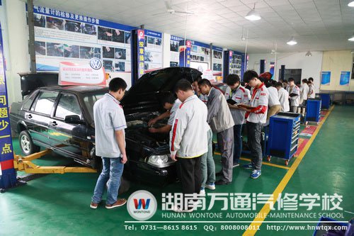 實(shí)訓(xùn)中的萬(wàn)通學(xué)子們