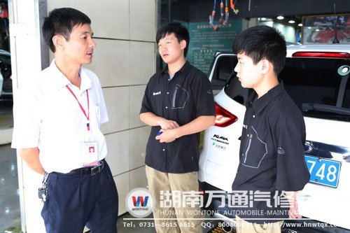 班主任韓老師與學(xué)生溝通，尋問(wèn)工作近況、鼓勵(lì)學(xué)生認(rèn)真工作