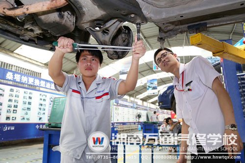 尹運軍在老師的指導下進行實踐操作