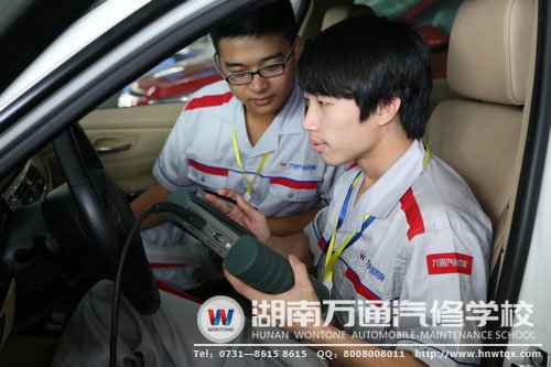 學生在使用新設備進行實訓