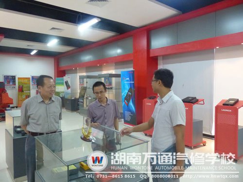 參觀企業(yè)工作車間