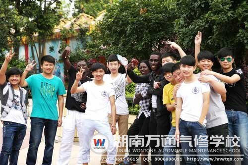 萬通學(xué)子大方地與國際際友人交流