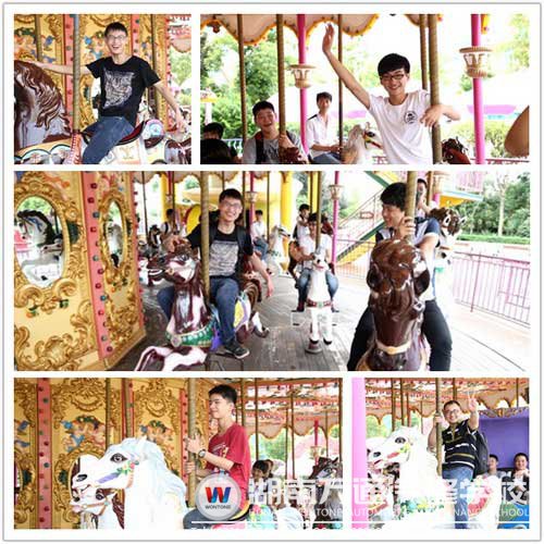 一群大男生開心的玩旋轉(zhuǎn)木馬，有點可愛