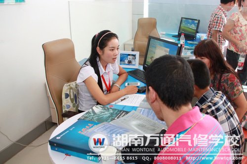  報(bào)名現(xiàn)場(chǎng)：為學(xué)生及家長(zhǎng)詳細(xì)介紹學(xué)校專業(yè)設(shè)置