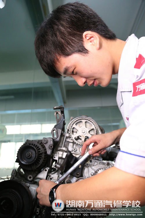 吳國強正在認(rèn)真實踐操作