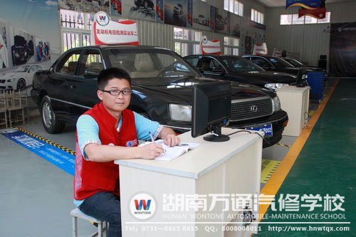 紅馬甲志愿者在實(shí)訓(xùn)室為接待參觀學(xué)校的同學(xué)和家長(zhǎng)做準(zhǔn)備工作