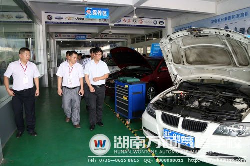 李部長在潘校的陪同下參觀學(xué)校高級汽車實訓(xùn)室