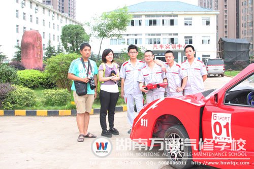 改裝車成員與湖南都市、政法頻道記者合影