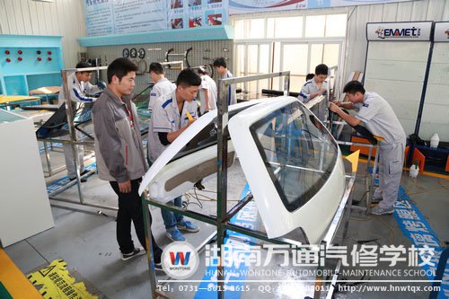 湖南萬通汽修學(xué)校，老師指導(dǎo)學(xué)生實(shí)戰(zhàn)實(shí)訓(xùn)