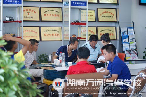 家長(zhǎng)帶孩子結(jié)伴到校參觀咨詢