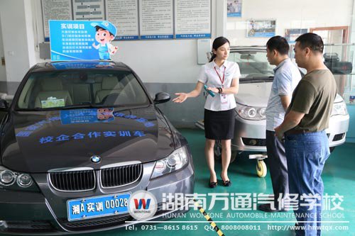 職業(yè)規(guī)劃師陪同家長(zhǎng)參觀學(xué)校實(shí)訓(xùn)中心