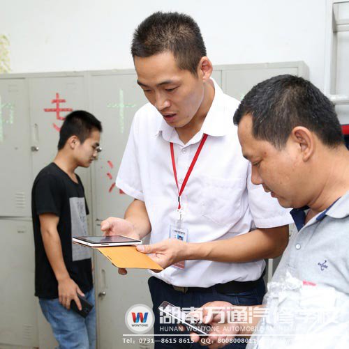 班主任與家長(zhǎng)互留手機(jī)號(hào)碼方便以后交流聯(lián)系