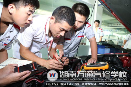 學生在老師的指導下進行實訓改裝