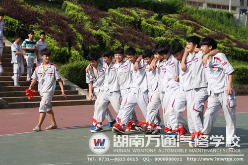 即將比賽，正在口號(hào)的指令下抓緊練習(xí)