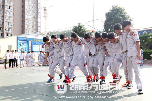 比賽中笑臉洋溢的萬通學(xué)子們