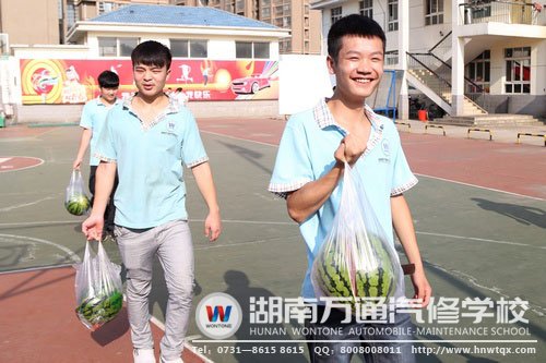 比賽結(jié)束后，來個(gè)西瓜消消暑