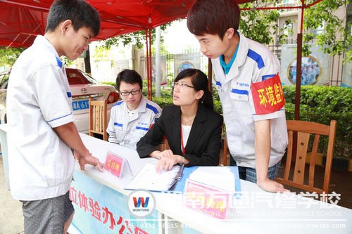 職業(yè)化校園  老師指導(dǎo)學(xué)生工作