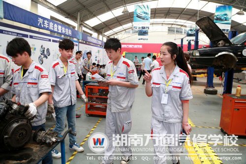 職業(yè)化校園  學(xué)生正在執(zhí)行工作