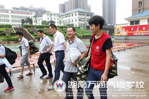 學(xué)生及家長受到紅馬甲服務(wù)隊的熱情接待