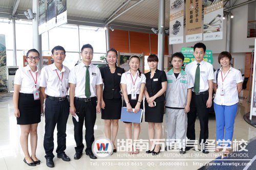 畢業(yè)學(xué)子與老師合影