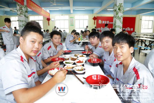 同學們在一起吃飯，美味！