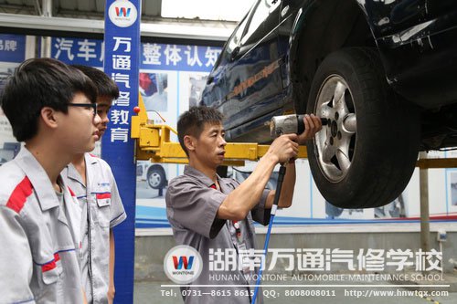 上課時老師教學(xué)生使用氣動工具