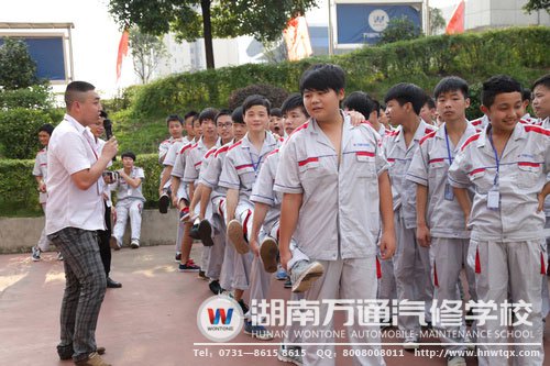 在老師的指導(dǎo)下進(jìn)行活動(dòng)