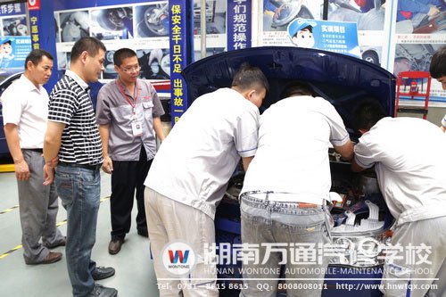 李東江專家參觀學(xué)校整車實訓(xùn)中心