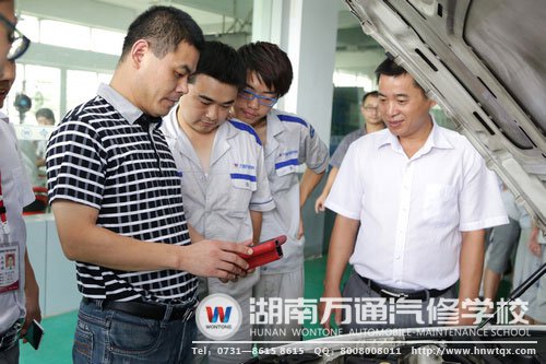 李東江專家體驗萬通教學(xué)設(shè)備元征設(shè)備