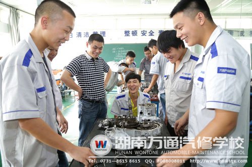 李東江專家與萬通學(xué)子就汽修實踐方面溝通交流中