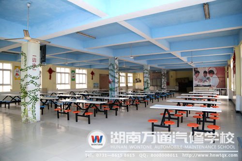 干凈整潔的學生餐廳