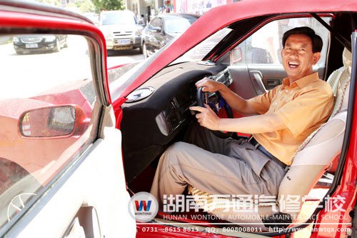 李勁夫副廳長(zhǎng)體驗(yàn)萬(wàn)通學(xué)子改裝的法拉利