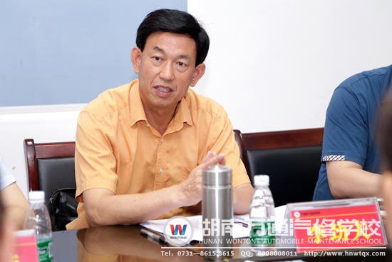 省社會(huì)組織黨工委副書記、省民政廳副廳長(zhǎng)李勁夫同志出席湖南萬通汽修學(xué)校黨支部專題民主生活會(huì)暨黨員大會(huì)并作點(diǎn)評(píng)講話