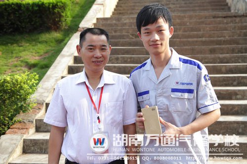 第一名選手李紅軍與校領(lǐng)導(dǎo)合影留戀