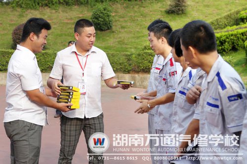 老師為選手頒發(fā)獎(jiǎng)品