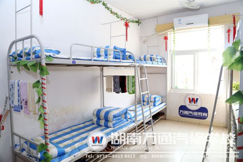 學校宿舍干凈舒適，還有空調清涼一下