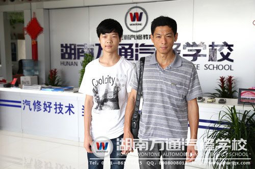 學(xué)生報(bào)名后與家長合影