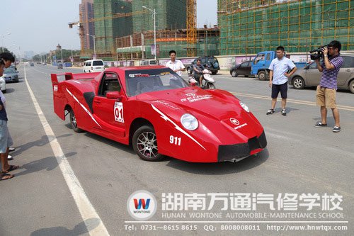 法拉利到達(dá)比賽現(xiàn)場(chǎng)，引媒體及路人關(guān)注