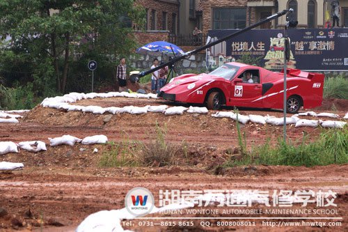 改裝車法拉利出現(xiàn)在跑道上