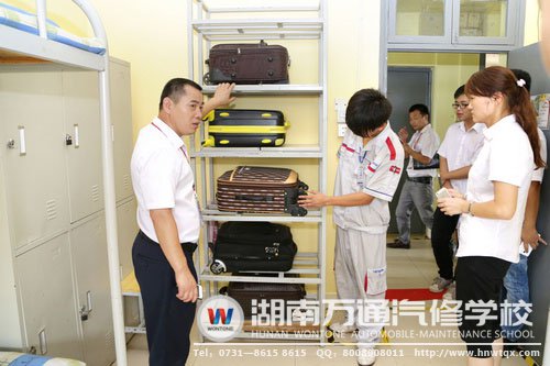 校領(lǐng)導參觀學生宿舍