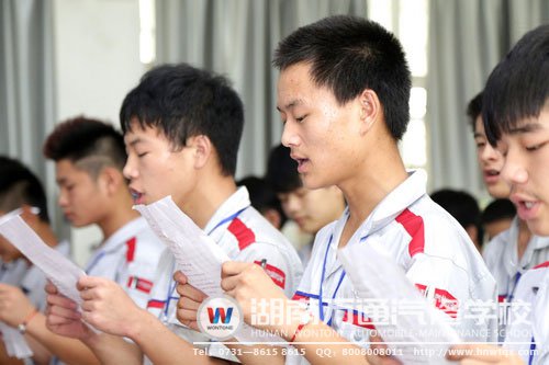 詩朗誦，表示對校企5班的愛和自己入學的誓言