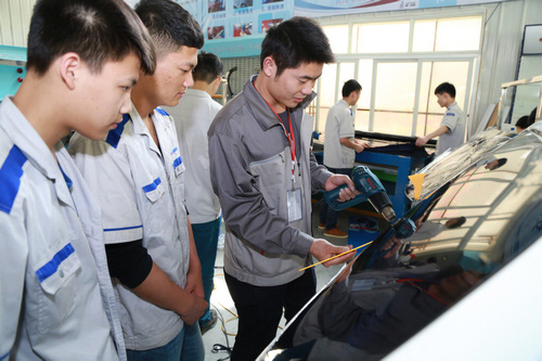 湖南萬通：汽車行業(yè)發(fā)展快，學(xué)汽修好出路